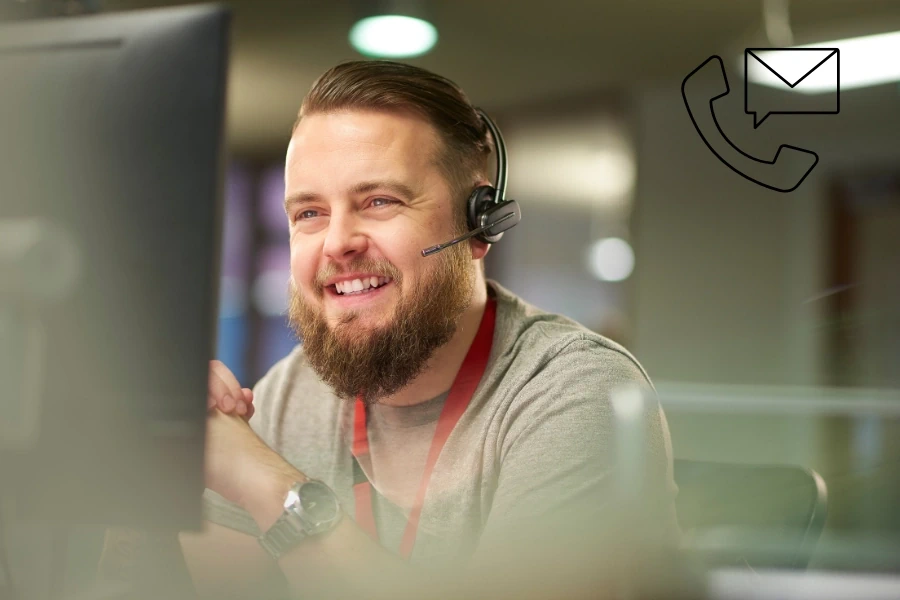 RMTsoft Support-Mitarbeiter mit Headset am Computer – schnelle Hilfe per Telefon und E-Mail für Küchenstudios